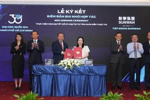Đại học quốc gia Thành phố Hồ Chí Minh ký kết hợp tác với doanh nghiệp.
