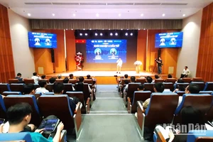 Quang cảnh buổi talkshow “Khởi nghiệp và Đầu tư”.