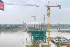 Các trụ cầu Phong Châu đã hình thành (Ảnh: ĐÌNH HUY)