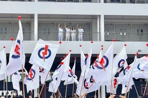 Thủ tướng Lawrence Wong và các thành viên trong nhóm ra mắt tại Khu vực bầu cử Marsiling-Yew Tee. (Ảnh: TTXVN)