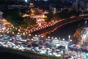 Chùa Pháp Hoa lung linh mừng lễ Phật đản.