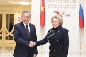 Chủ tịch Hội đồng Liên bang, Quốc hội LB Nga Valentina Matviyenko đón Tổng Bí thư Tô Lâm. (Ảnh: Thống Nhất/TTXVN)