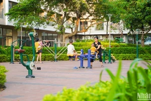 Cư dân thụ hưởng tiện ích công cộng tại sân chơi chung tại 1 khu nhà ở xã hội trên địa bàn thành phố Hà Nội.