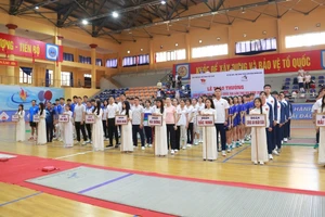 8 đoàn vận động viên tham gia giải đấu.