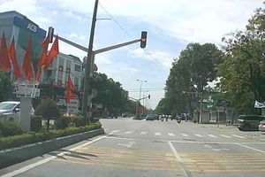 Camera hành trình ghi lại sự cố lỗi đèn tín hiệu.