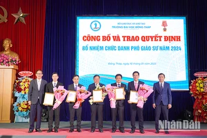 Trao quyết định bổ nhiệm chức danh Phó giáo sư năm 2024. (Ảnh: HỮU NGHĨA)