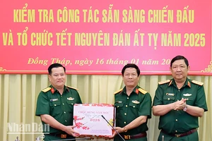 Thượng tướng Huỳnh Chiến Thắng trao quà của Bộ Tổng Tham mưu tặng cán bộ, chiến sĩ lực lượng vũ trang tỉnh Đồng Tháp. (Ảnh: TRUNG THẮNG)