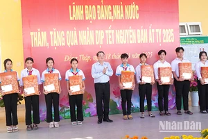 Phó Chủ tịch Quốc hội Nguyễn Đức Hải trao quà cho “Con nuôi đồn Biên phòng” Cửa khẩu quốc tế Thường Phước.