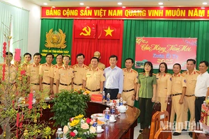 Ủy viên Trung ương Đảng, Bí thư Tỉnh ủy Đồng Tháp Lê Quốc Phong và Đại tá Võ Thị Hoài Ngọc, Phó Giám đốc Công an tỉnh Đồng Tháp, chụp ảnh lưu niệm cùng Phòng Cảnh sát giao thông Công an tỉnh. (Ảnh: PHƯỚC THANH)