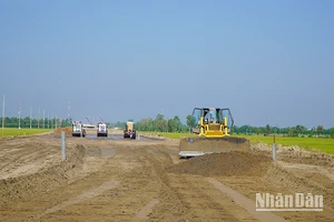 Nhiều phương tiện thi công công trường cao tốc Cao Lãnh-An Hữu thành phần 1, đoạn qua xã Tân Hội Trung, huyện Cao Lãnh. (Ảnh: HỮU NGHĨA)