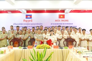 Đại tá Võ Thị Hoài Ngọc, Phó Giám đốc phụ trách Công an tỉnh Đồng Tháp và Trung tướng Chhoeu Bunchhorn, Trưởng ty Công an tỉnh Prey Veng ký kết biên bản hợp tác. (Ảnh: Công an Đồng Tháp)