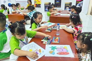 Thiếu nhi vẽ tranh tại Thư viện tỉnh Đồng Tháp.
