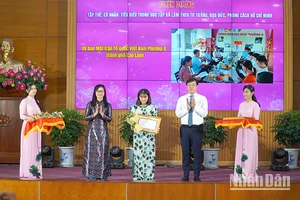 Bí thư Tỉnh ủy Đồng Tháp Lê Quốc Phong; Trưởng Ban Tuyên Giáo và Dân vận Tỉnh ủy Đồng Tháp Nguyễn Thị Kim Tuyến tuyên dương, khen thưởng một trong các tập thể tiêu biểu. (Ảnh: HỮU NGHĨA)