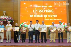 Lãnh đạo tỉnh Đồng Tháp trao Huy hiệu 60 và 65 năm tuổi Đảng cho các đảng viên. (Ảnh: HỮU NGHĨA)