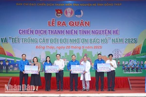 Ban Thường vụ Tỉnh đoàn Đồng Tháp tiếp nhận các nguồn lực hỗ trợ từ đại diện đơn vị, doanh nghiệp.