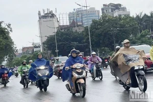 Dự báo khu vực Hà Nội, nhiều mây, ngày có mưa rào và rải rác có dông. (Ảnh: Đ.T)