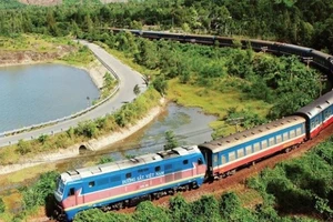 Đẩy nhanh tiến độ triển khai dự án tuyến đường sắt Lào Cai-Hà Nội-Hải Phòng. (Ảnh: VGP)
