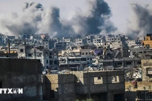 Khói bốc lên sau vụ không kích của Israel xuống thành phố Gaza, ngày 19/4/2025. (Ảnh: Tân Hoa xã)