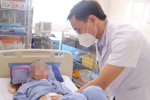 Tiến sĩ, bác sĩ Đoàn Trọng Tú - Trưởng khoa Ngoại bụng II, Bệnh viện K khám lại cho người bệnh. 