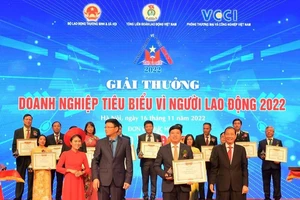 Ông Hoàng Quang Phòng - Phó Chủ tịch VCCI (bên phải) trao Bằng khen “Doanh nghiệp tiêu biểu vì người lao động” của VCCI và Ông Nguyễn Ngọc Hiển - Ủy viên Đoàn Chủ tịch Tổng Liên đoàn Lao động Việt Nam, Tổng Biên tập Báo Lao Động (bên trái) tặng Kỷ niệm chương cho ông Hồng Quang - Thành viên HĐQT kiêm Giám đốc Khối Nhân sự, Chủ tịch Công đoàn Vietcombank - đại diện Vietcombank.