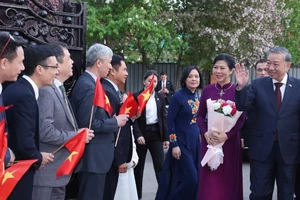 Tổng Bí thư Tô Lâm và Phu nhân đến thăm Đại sứ quán Việt Nam tại Kazakhstan. (Ảnh: Thống Nhất/TTXVN)