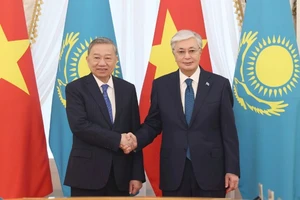 Tổng Bí thư Tô Lâm hội kiến Thủ tướng Kazakhstan Olzhas Bektenov. (Ảnh: TTXVN)