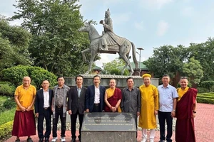 Đoàn đại biểu Hội Hữu nghị Việt Nam-Nepal thăm một cơ sở tôn giáo ở Nepal. (Ảnh: Liên hiệp các tổ chức hữu nghị Việt Nam)