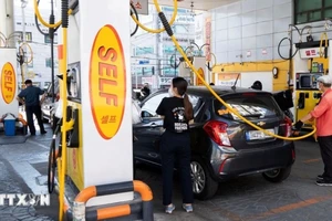 Bơm xăng cho phương tiện tại trạm xăng ở Seoul, Hàn Quốc. (Ảnh: THX/TTXVN)