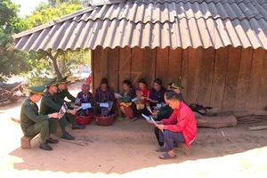 Bộ đội biên phòng Điện Biên tuyên truyền ý nghĩa, tầm quan trọng công tác bảo vệ, phát triển rừng và tiện tích mở tài khoản ngân hàng để nhận tiền dịch vụ môi trường rừng, đến các chủ rừng tại huyện Nậm Pồ, tỉnh Điện Biên.
