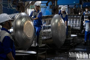 Công nhân Công ty Tân Á Đại Thành đang làm việc.