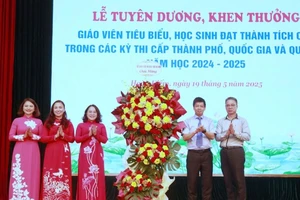 Quận Hoàn Kiếm tuyên dương giáo viên, học sinh giỏi năm học 2024-2025