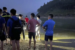 Các lực lượng chức năng triển khai tìm kiếm nạn nhân.