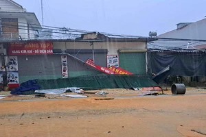 Mưa lớn kèm dông khiến nhiều nhà dân ở huyện Hàm Yên bị tốc mái.