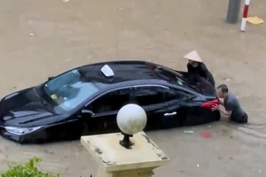 Mưa lớn đêm 22/5 và sáng 23/5 gây ngập úng tại nhiều tuyến đường trên địa bàn thành phố Tuyên Quang làm thiệt hại nhiều tài sản của người dân.