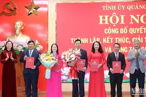 Trao quyết định và tặng hoa chúc mừng lãnh đạo Ban Tuyên giáo và Dân vận Tỉnh ủy Quảng Ngãi.