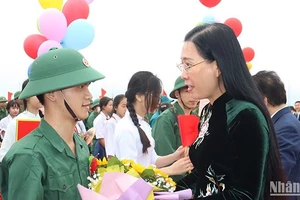 Bí thư Tỉnh ủy Quảng Ngãi Bùi Thị Quỳnh Vân tặng hoa, động viên chúc tân binh an tâm lên đường nhập ngũ hoàn thành xuất sắc mọi nhiệm vụ được giao.