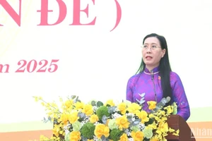 Đồng chí Bùi Thị Quỳnh Vân, Ủy viên Trung ương Đảng, Bí thư Tỉnh ủy, Chủ tịch Hội đồng nhân dân tỉnh Quảng Ngãi phát biểu tại kỳ họp.