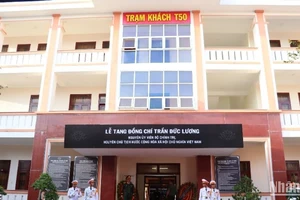 Hội trường Nhà khách T50, Bộ Chỉ huy Quân sự tỉnh Quảng Ngãi là một trong 3 địa điểm diễn ra Lễ viếng nguyên Chủ tịch nước Trần Đức Lương tại tỉnh Quảng Ngãi.