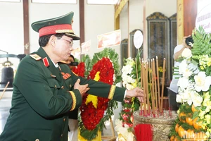 Phó Chủ tịch Quốc hội Trần Quang Phương dâng hoa tri ân các anh hùng liệt sĩ và đồng bào đã anh dũng hy sinh làm nên Chiến thắng Ba Gia lịch sử.