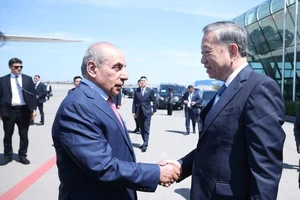 Phó Thủ tướng thứ nhất Azerbaijan Yagub Eyyubov tiễn Tổng Bí thư Tô Lâm tại Sân bay quốc tế Heydar Aliyev, Thủ đô Baku. (Ảnh: THỐNG NHẤT/TTXVN)
