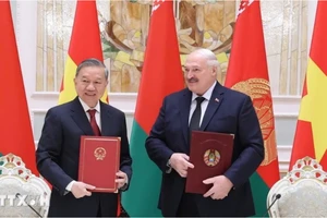 Tổng Bí thư Tô Lâm và Tổng thống Aleksandr Lukashenko ký Tuyên bố chung về việc thiết lập quan hệ Đối tác chiến lược Việt Nam-Belarus. (Ảnh: Thống Nhất/TTXVN)