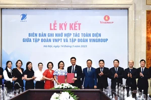 VNPT và Vingroup thực hiện nghi thức ký kết biên bản hợp tác giữa hai Tập đoàn