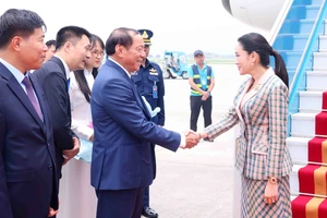 Bộ trưởng Văn hóa, Thể thao và Du lịch Nguyễn Văn Hùng đón Thủ tướng Thái Lan Paetongtarn Shinawatra tại Sân bay Quốc tế Nội Bài, Hà Nội. 