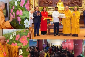 Bức tranh “Liên Hoa Tịnh Cảnh” của họa sĩ Nguyễn Thị Kim Đức được trưng bày, giới thiệu và làm quà tặng cho các đại biểu tham dự Đại lễ Vesak 2025.