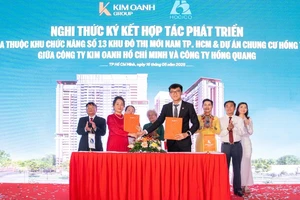 Bà Trương Thị Hồng Hà - Tổng Giám đốc Công ty cổ phần Xây dựng công trình và Đầu tư địa ốc Hồng Quang và ông Nguyễn Thái Hồ - Tổng Giám đốc Công ty cổ phần Xây dựng An Phước Bình Dương thực hiện nghi thức ký kết thi công hệ thống hạ tầng kỹ thuật tại Lô 13A thuộc khu chức năng số 13 khu đô thị mới nam Thành phố Hồ chí Minh.