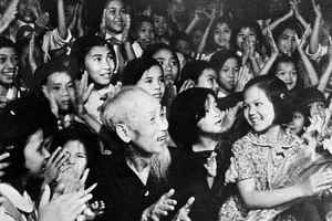 Nhân kỷ niệm Ngày Quốc tế Thiếu nhi 1/6, tối 31/5/1969, tại Phủ Chủ tịch, Chủ tịch Hồ Chí Minh cùng thiếu nhi Thủ đô xem biểu diễn văn nghệ chào mừng Bác. (Ảnh: TTXVN)