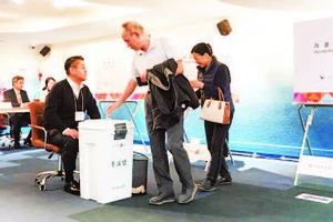 Công dân Hàn Quốc sống ở Pháp đi bỏ phiếu tại một điểm bầu cử ở Thủ đô Paris.