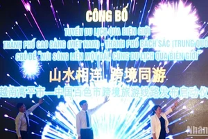 Các đại biểu khai trương tuyến du lịch "Núi sông liền một dải, cùng du lịch qua biên giới".