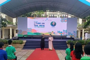 Đạo diễn Hà Lệ Diễm giao lưu, trả lời câu hỏi của các em học sinh.