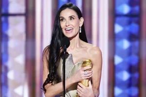 Khoảnh khắc Demi Moore nhận giải Quả cầu vàng 2025.